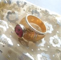 Traumhafter Ring mit rotem Stein Gr. 60