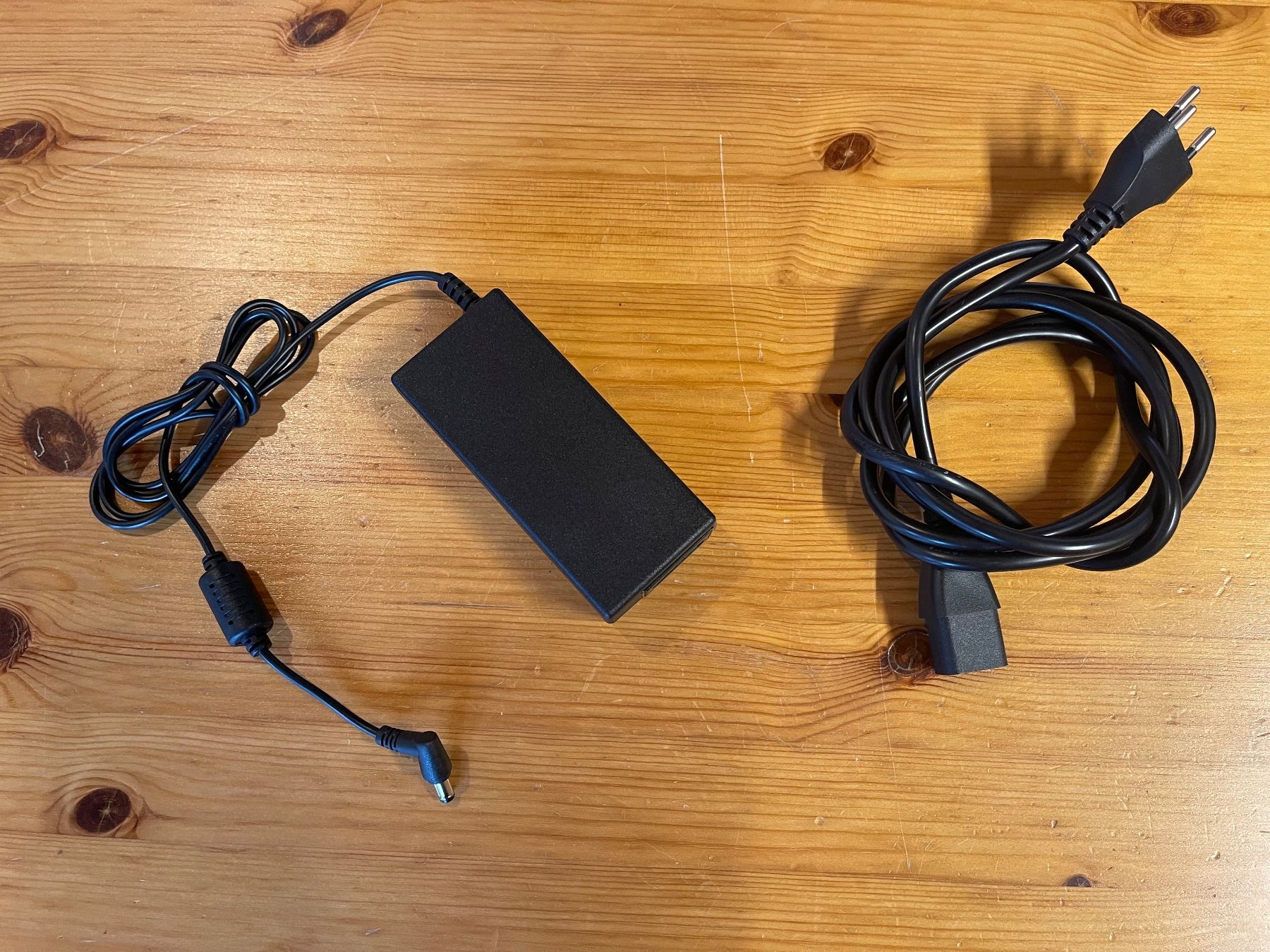 Caricabatterie: Power Adapter, Delta Electronics (40W) – Usato da Böbikon venduto da pxtr