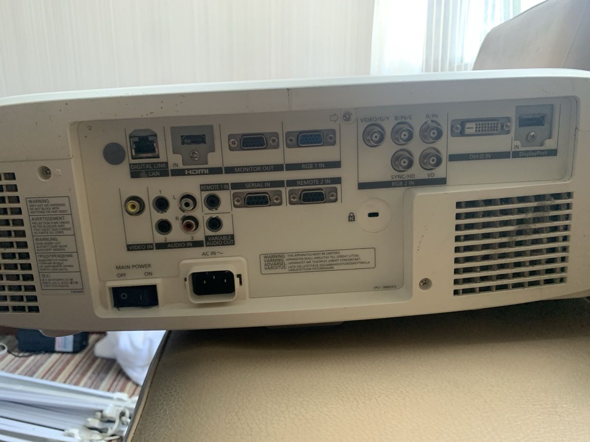 Panasonic Proiettori: Panasonic PT-EZ770 WUXGA Projektor Beamer – Usato da Opfikon venduto da Safside 2