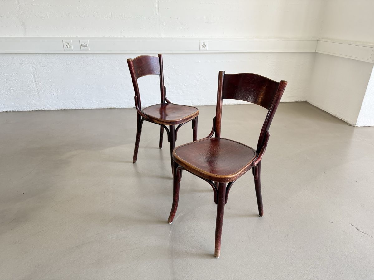 Thonet Stühle: 2 antike Thonet Stühle – restauriert – Gebraucht aus Grenchen von Design-Outlet