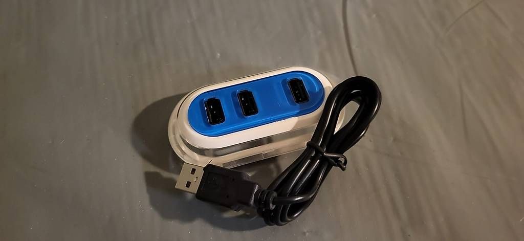 USB Sticks: USB-Hub mit 3 Anschlüssen, blauer LED-Beleuchtung und Kabel – Neuf (Voir description) à Curio par mia_vb5z 1