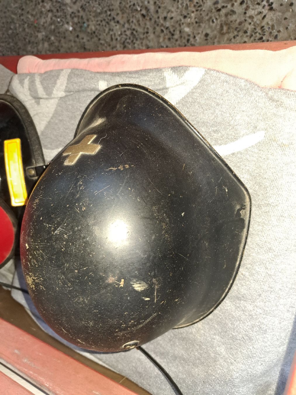 Uniformi & Effetti personali: Helm antik – Usato da Kölliken venduto da Upcycling-by-Mc-TAM 1
