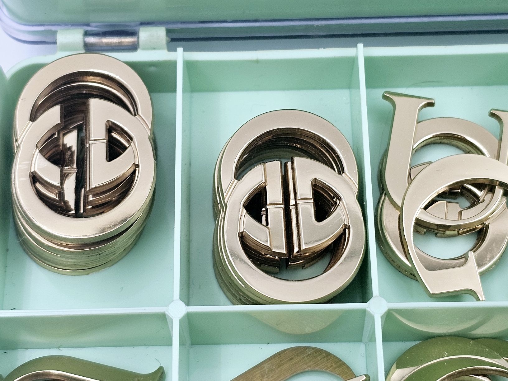 Alle Dekorationen: Goldene Buchstaben Gucci – Gebraucht aus Bassersdorf von AnkerWatch 4