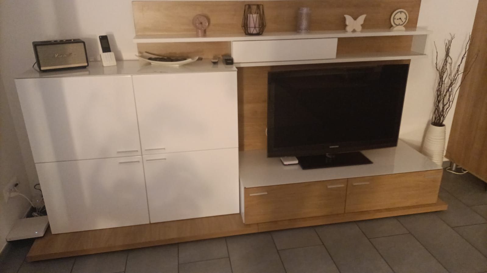 TV Möbel: Wohnwand Nussbaum / weiss – Gebraucht aus Thörishaus von meltho