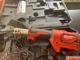 Akku-Kabelschneider Milwaukee M18 ONEHCC 201C mit Zubehör
