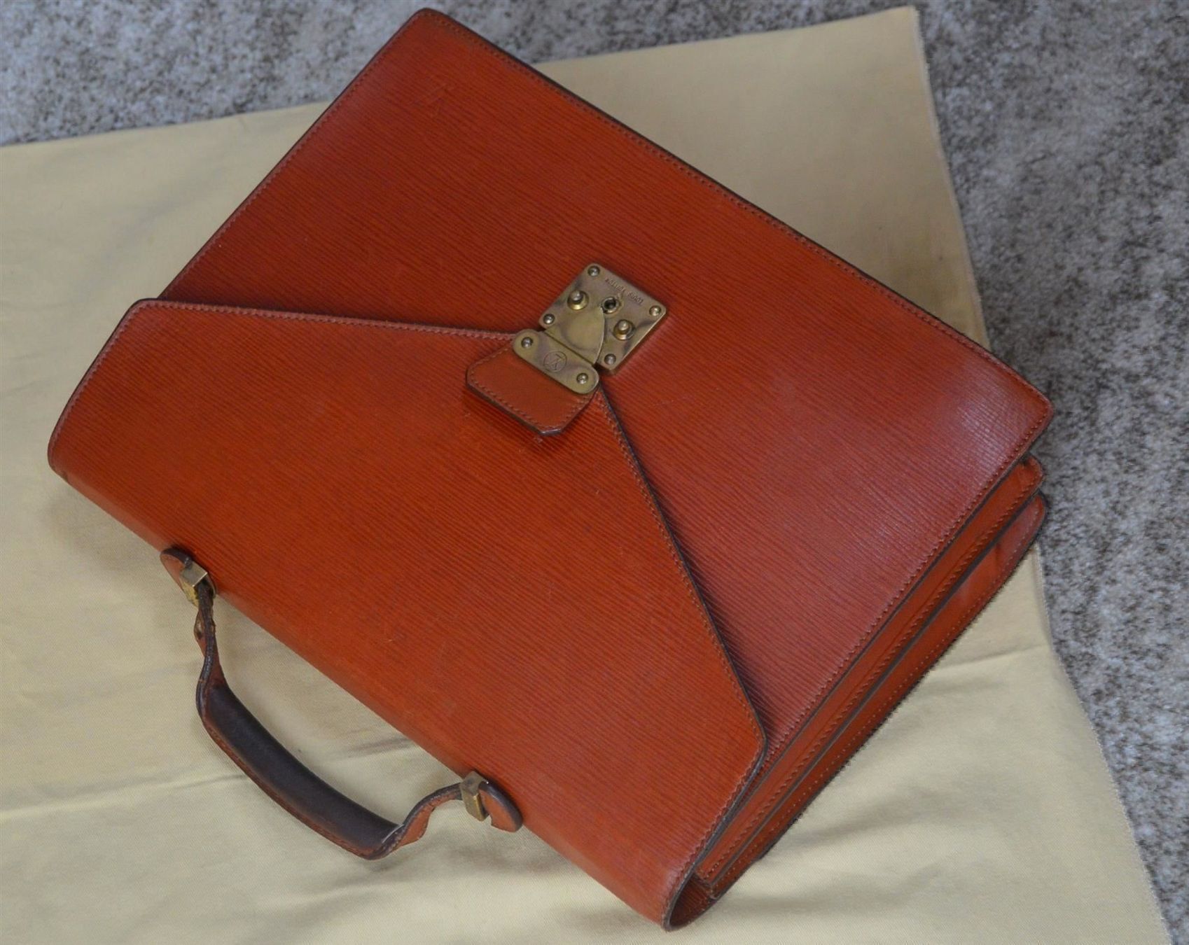 Louis Vuitton Valigie & Borse: Aktentasche / Porte-documents Louis Vuitton  Epi – Usato da Collonges venduto da Auganien
