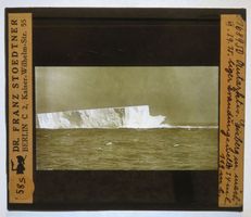 Glasdia Antarktis: Eisberg mit Brandungswelle, um 1920