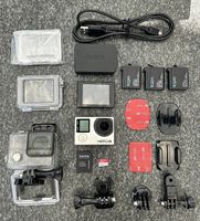GoPro Hero 4 Black mit Display, Zubehör und Befestigungsmat.