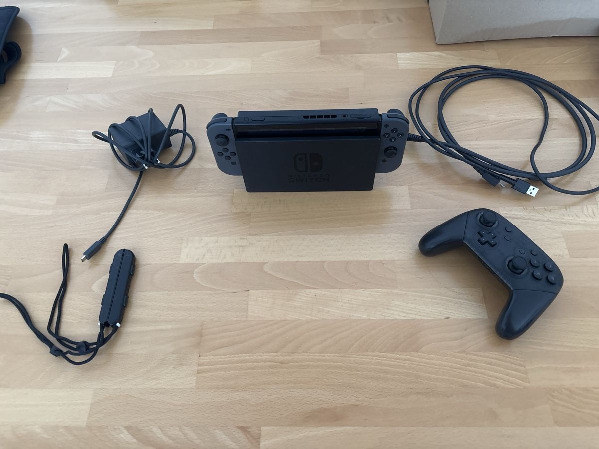 Nintendo Consoles: Nintendo Switch Konsole inkl. Dock, Pro Controller, Netzteil – D'occasion à Goldau par leo_d2sf