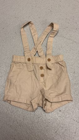 Sommerliche Baby Shorts mit Trägern, Grösse 62, Beige