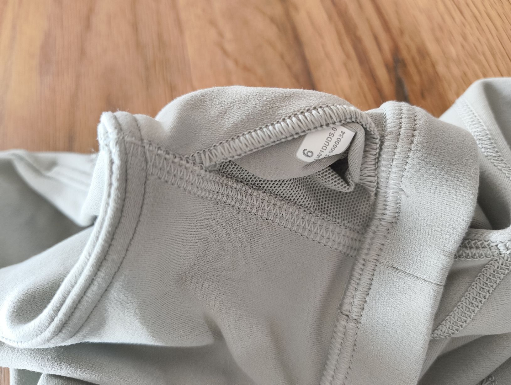 Lululemon Top: Lululemon Align Top Gr. 6 Farbę Jade Gray – Usato da Stein am Rhein venduto da DaOhana 2