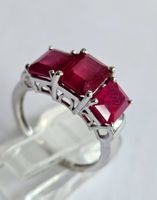 Silbriger Ring mit drei grösseren halbklaren Rubinen