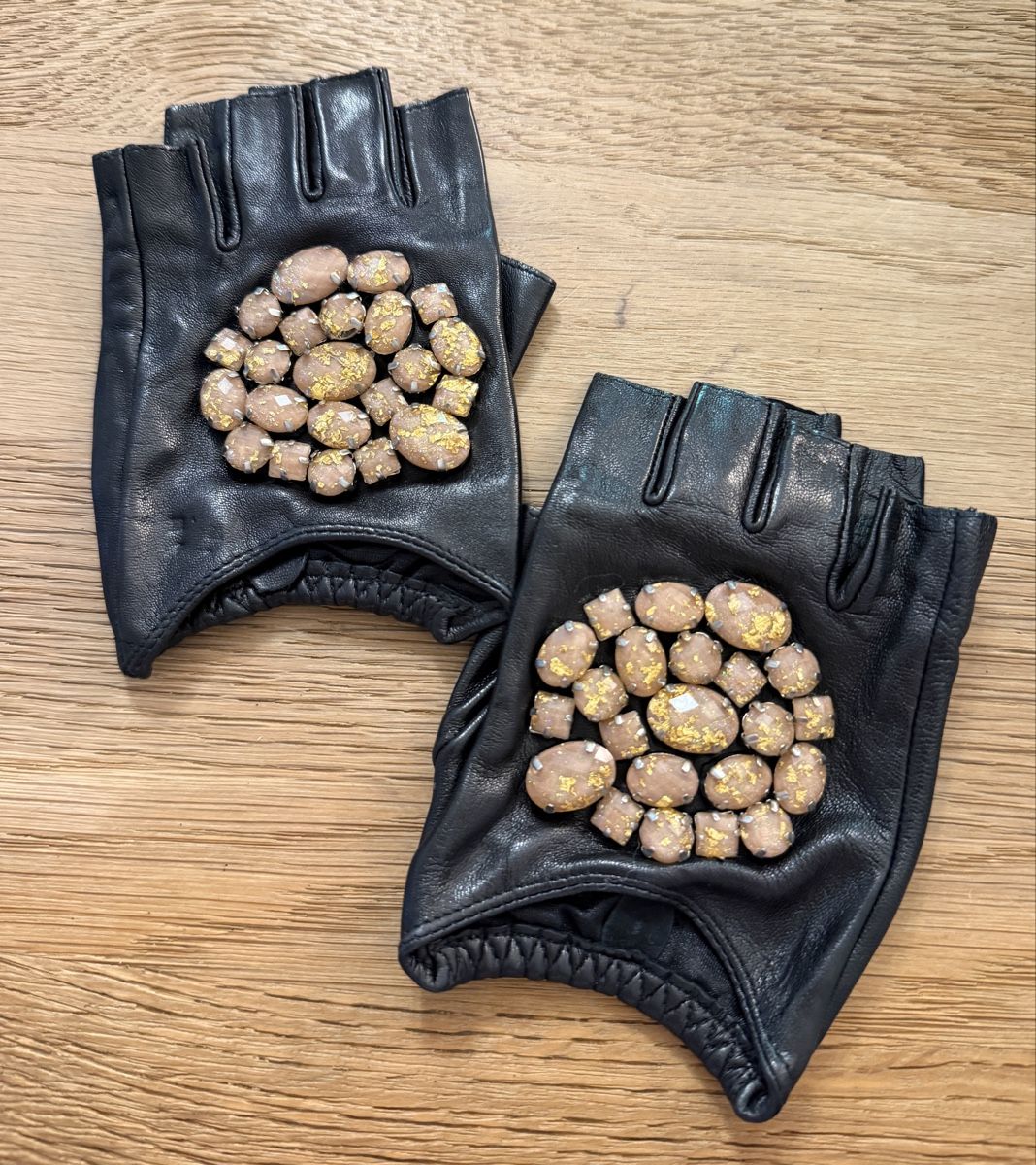 Karl Lagerfeld Guanti & manicotti: KARL LAGERFELD Leder Fingerhandschuhe mit Steinen – Nuovo (secondo la descrizione) da Bern venduto da Natacha1997