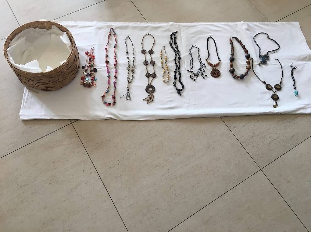 Ketten: Lot de 12 Colliers : travail artisanal, assembés à la main – Gebraucht aus Mézières VD von bra_56nb