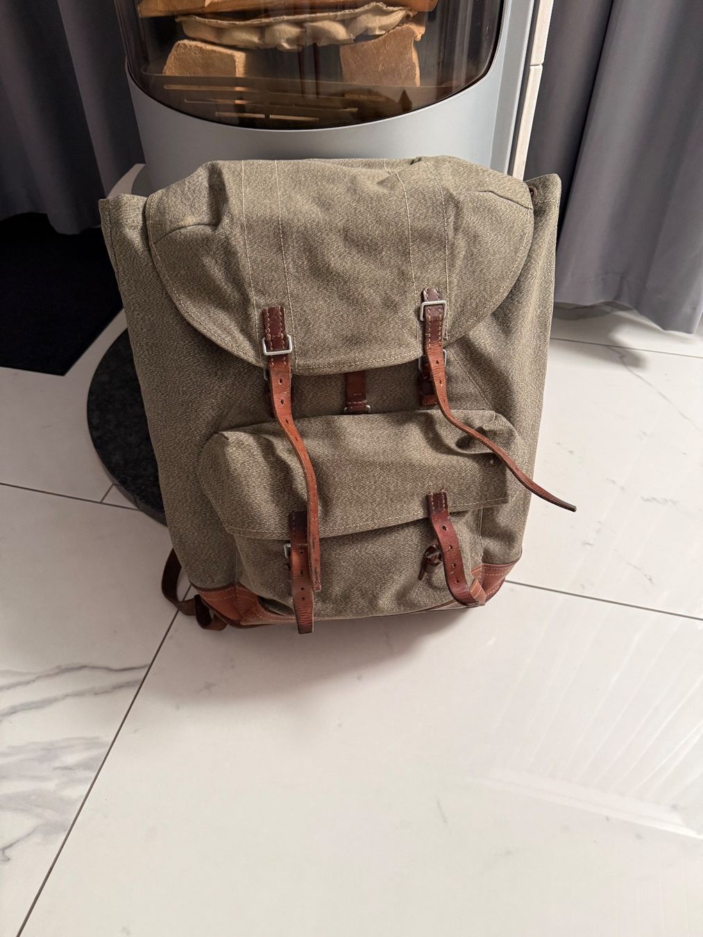 Zaini: Schweizer Militär Rucksack mit Regenhaube – Usato da Volketswil venduto da DekoShop24 1
