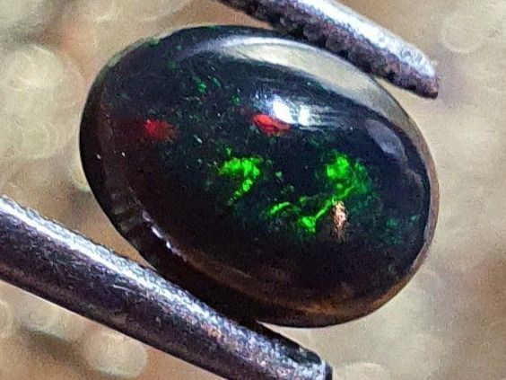 Opale Noire D'Ethiopie Welo - 1,06 Carats, Coupe Ovale, Couleur Noir Opalescent, Neuf Sans Emballage