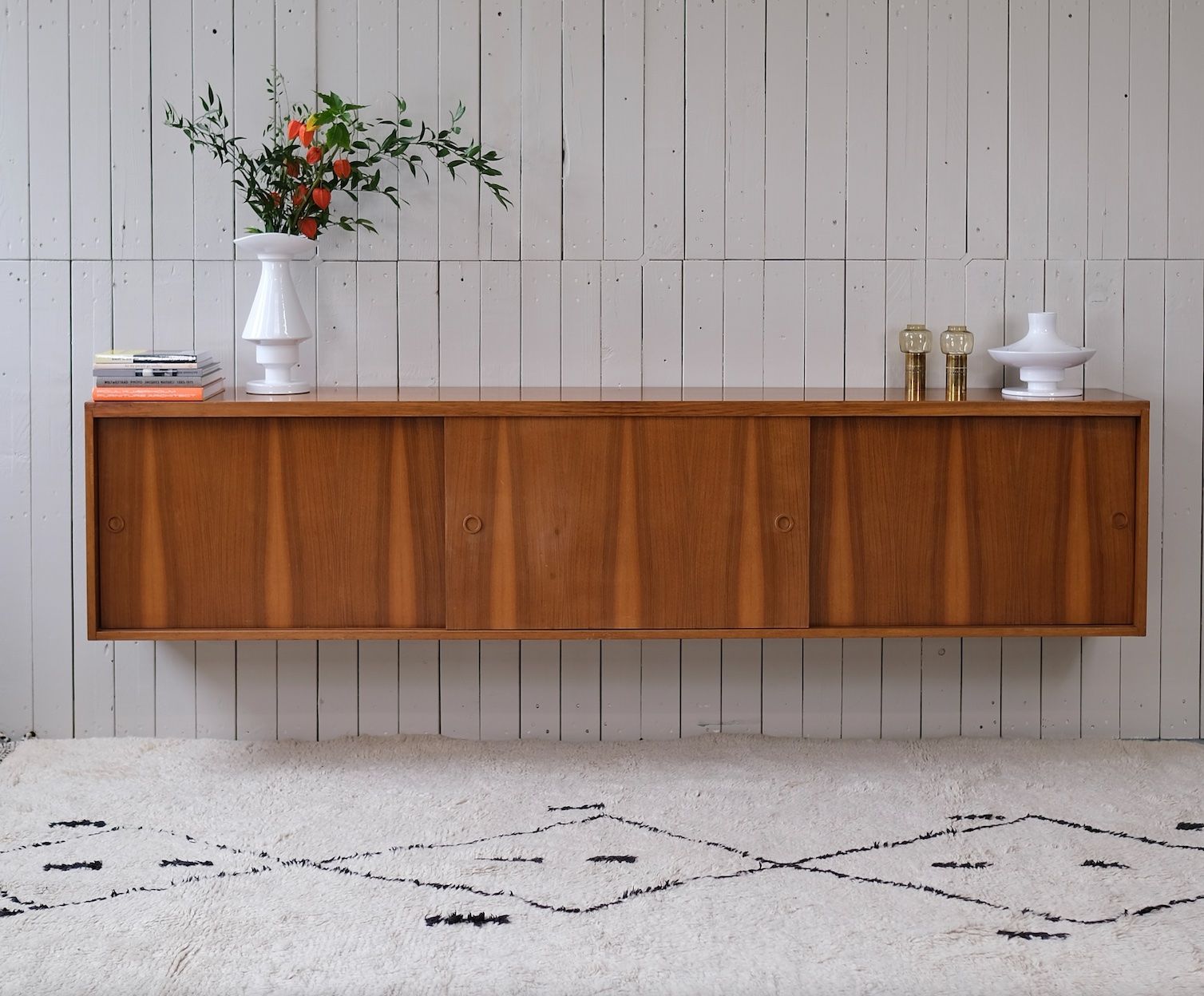 Büffets: Mid Century Sideboard / Wandmontage – Gebraucht aus Bern von Zmodern_VIN 6