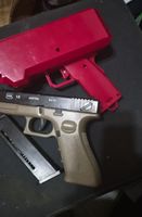 Spielzeugpistole Glock 18 mit Magazin und rotem geld pistole