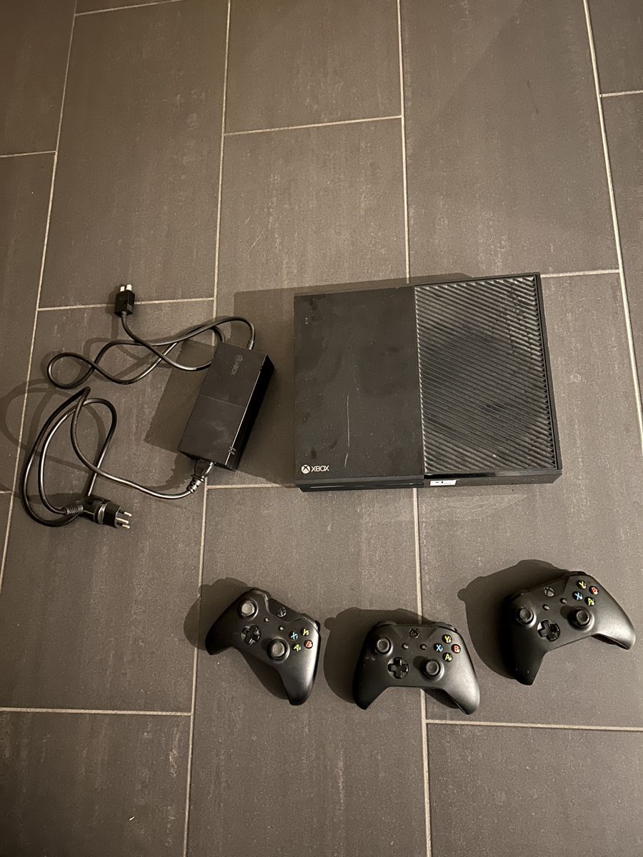 Microsoft Console: Microsoft Xbox One schwarz mit 3 Controllern – Usato da Suhr venduto da SchnapperCH 1