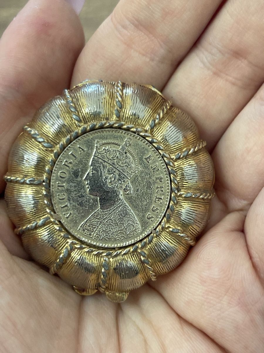 Make-up: Estee Lauder compact coin Victoria Empress good condition – Usato da Schlieren venduto da Norauro