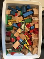 Kiste mit Bauklötzen aus Holz