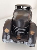 Dekoratives Blechauto von Hand gefertig
