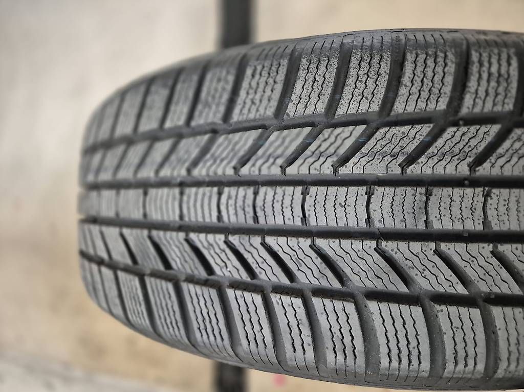 Mercedes-Benz Pneumatici & Ruote complete: Alufelgen mit Winterreifen  Continental – Usato da Uitikon Waldegg venduto da AnjaHansen 1