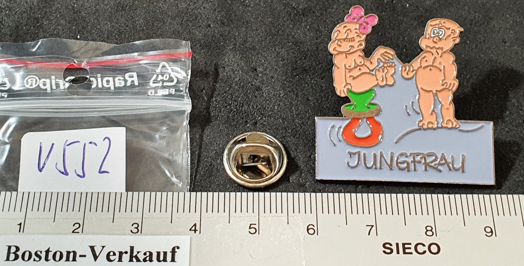 Placchette & Badge: V552 - Pin Mädchen & Junge Nuggi Jungfrau – Usato da Reinach BL venduto da Boston-Verkauf 1