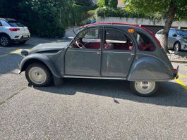 Voiture  2CV grise, intérieur rouge! Rare et soignée