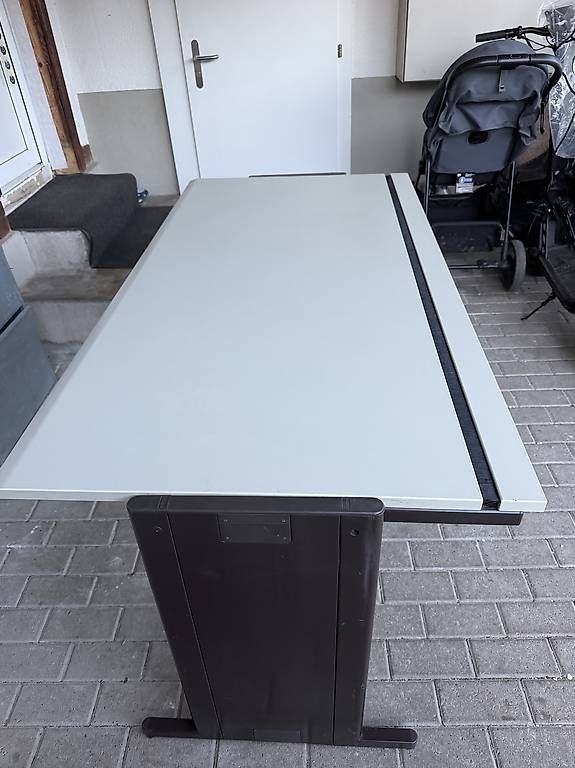 Tavoli: Büro Tisch – Usato da Jegenstorf venduto da jeti