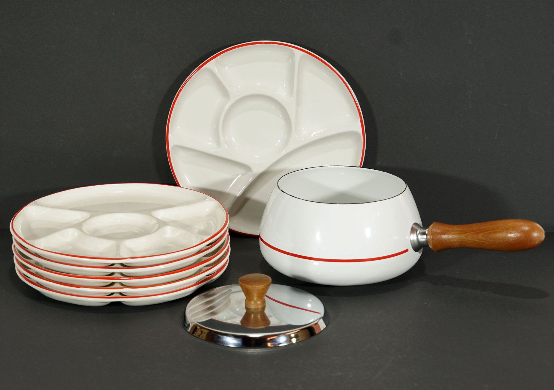 Set di piatti: Vintage Emaille Pfännli mit 6 Chinoise / Bourguignon Teller – Usato da Meggen venduto da Trouvaillen