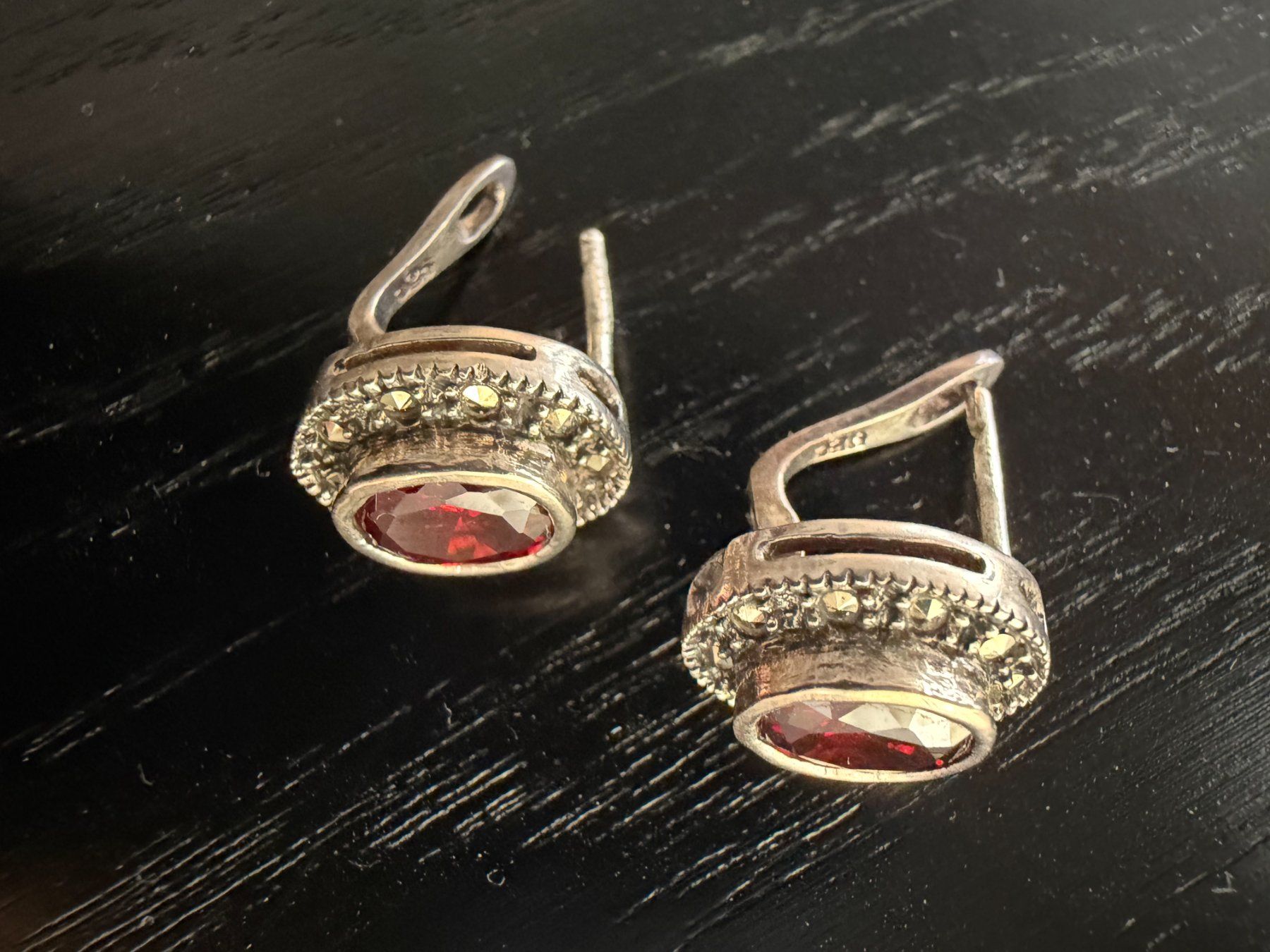 Autres bijoux: Ein silberner Ring und Ohrringe mit Granaten. – D'occasion à Mettmenstetten par Georginax 1