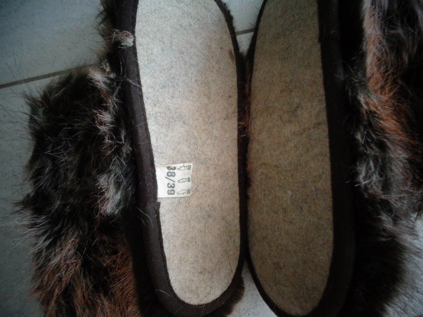 Scarpe da donna: HAUSSCHUHE GR.38/39 – Usato da Rotkreuz venduto da Samballi 1