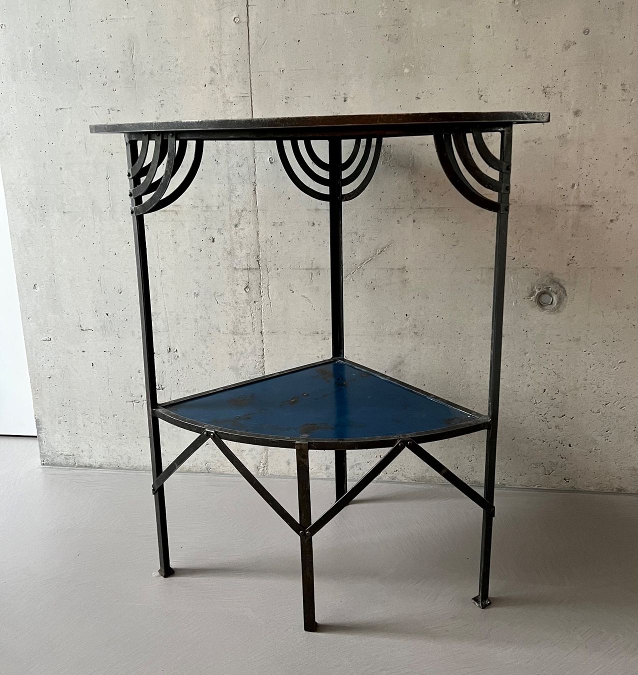 Regale: Art Deco Eisengestell /Eckgestell – Gebraucht aus Wabern von La-Vitrine 5
