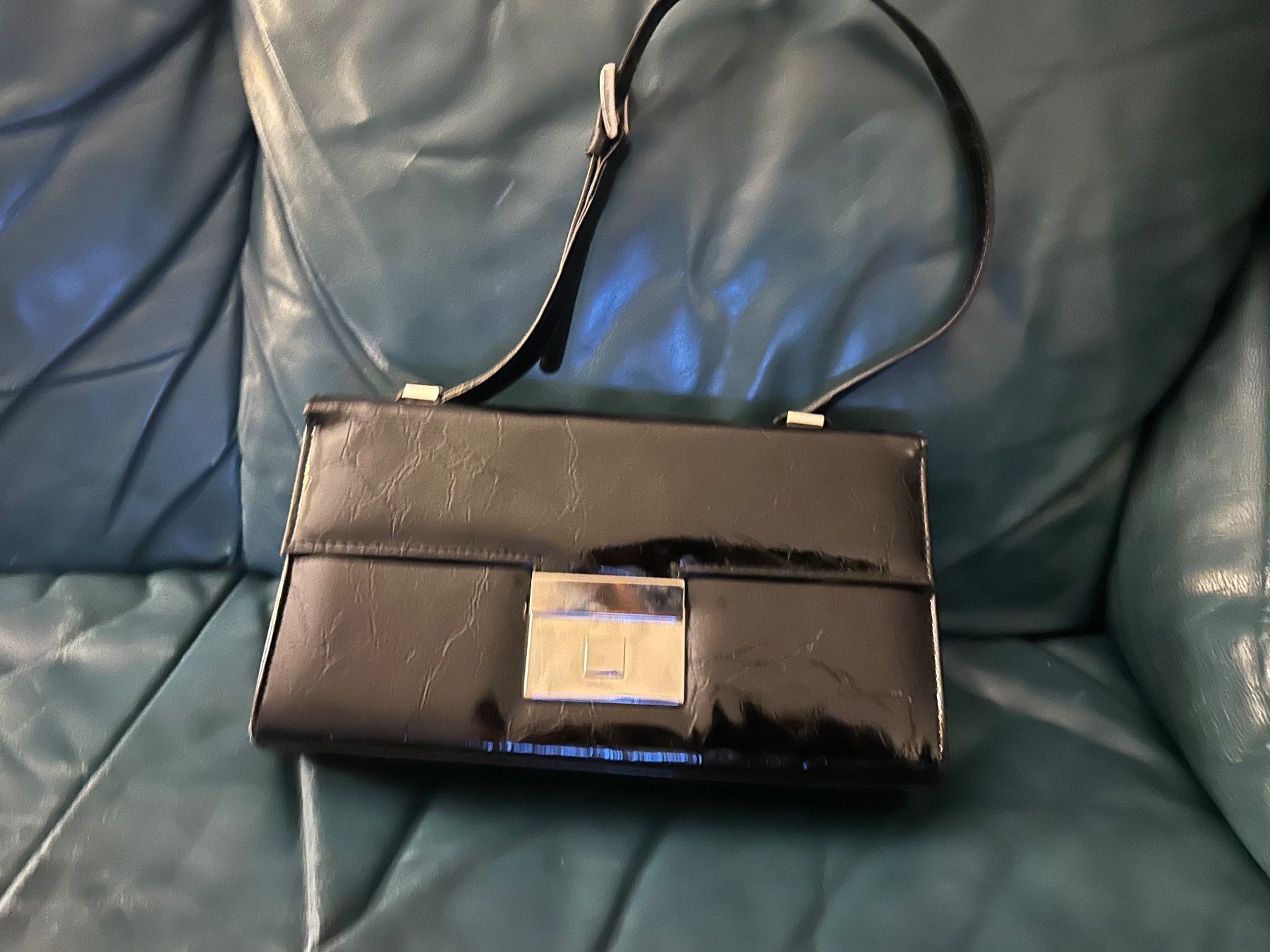 Borse da donna: Elegante schwarze Lack Handtasche – Usato da Basel venduto da AglajaM
