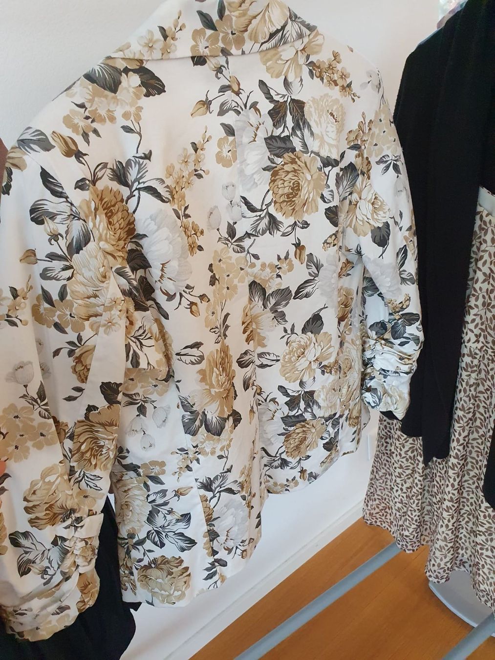 Giacche: Wunderschöner Blazer mit Blumenmuster, Gr. 34 – Usato da Pfyn venduto da ka.we 1