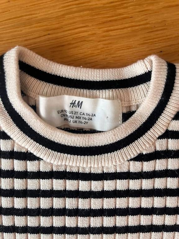 Pulls & Sweat-shirts: H&M Strickpullover / Feinstrickpullover gestreift Gr. 92  – D'occasion à Zug par BT6300