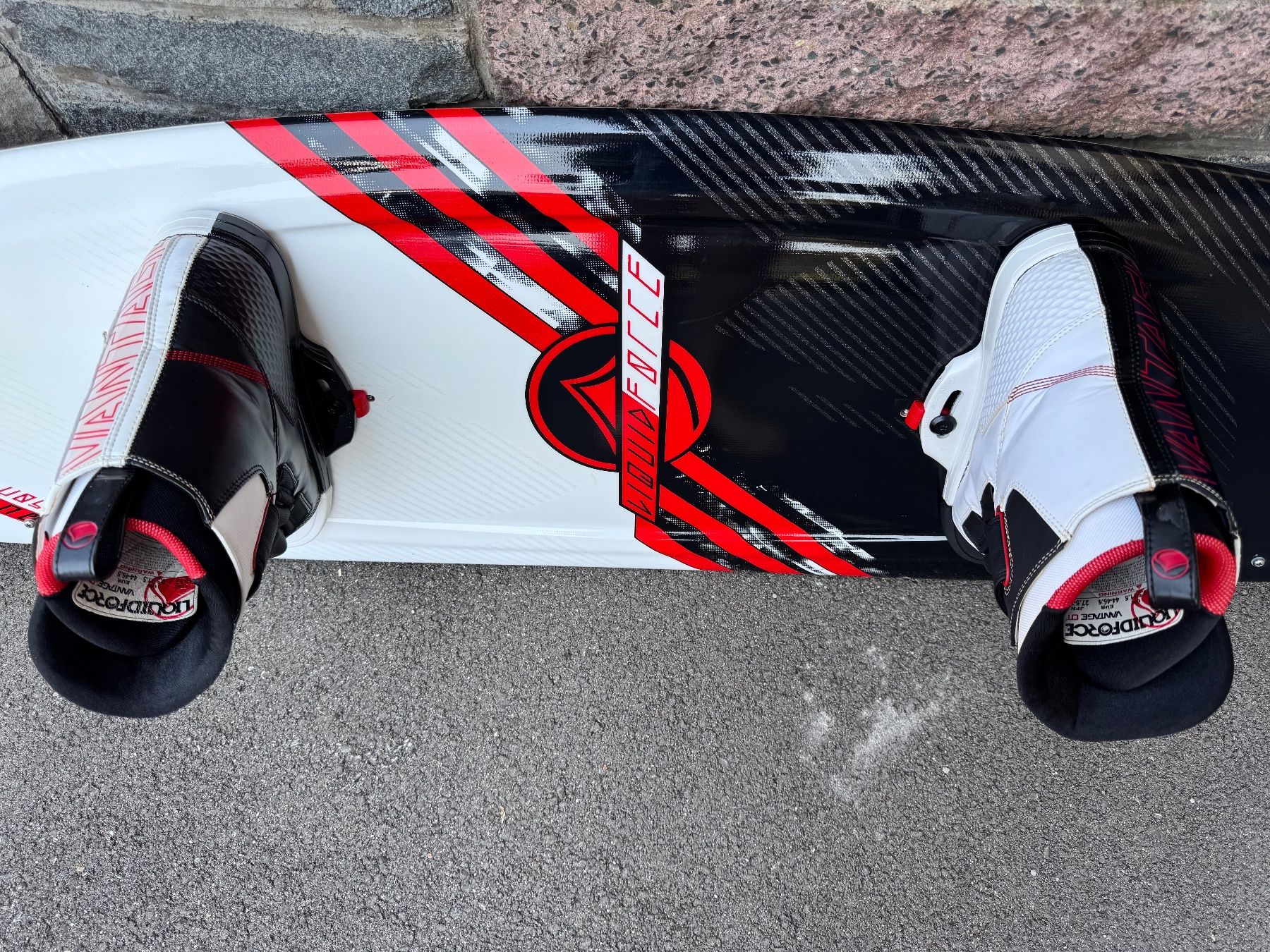 Surfboards & Schwimmbrette: Wakeboard Liquid Force Watson 139.2 cm mit Bindung – Gebraucht aus Gommiswald von Aloha.Spirit 7