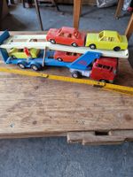 Spielzeug Autotransporter 1960 mit 4 Autos Kunststoff Blech
