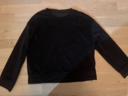 Black Velvet Long Sleeve Pullover - Cozy Season Fit!