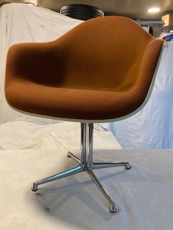 EAMES VITRA ARMCHAIR mit Polster Orange / Kreuzfuss in Chrom Kaufen auf Ricardo