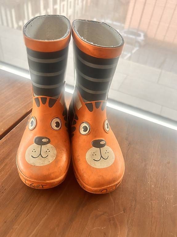 Scarpe per ragazzi: stivali bambini nr 26 – Usato da Bioggio venduto da vir_5b6b