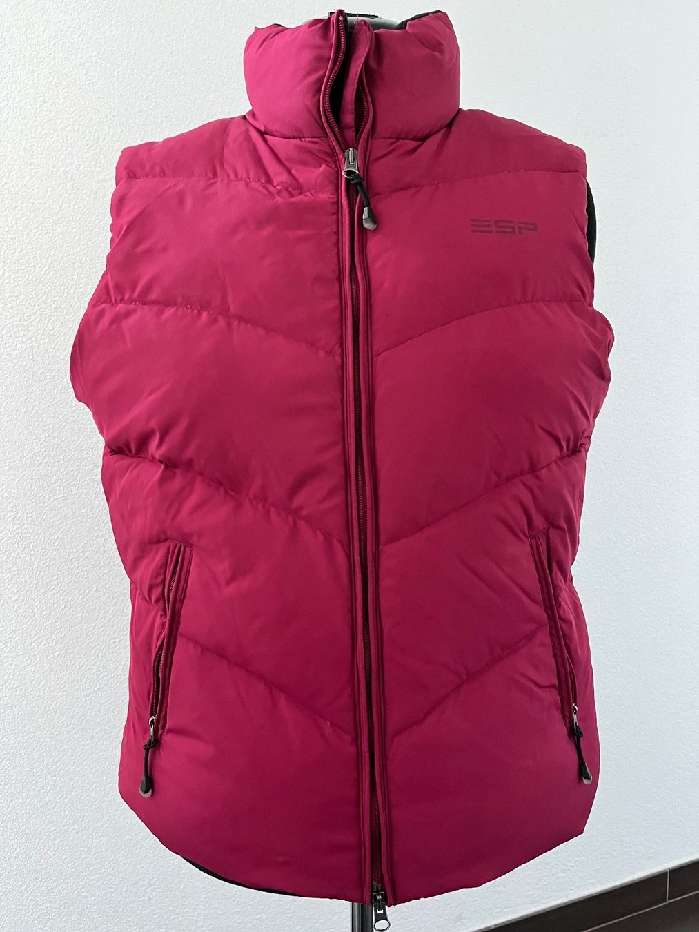 Esprit Gilets & Westen: Weinrote Steppjacke – Gebraucht aus Buchs SG von Vrenilein
