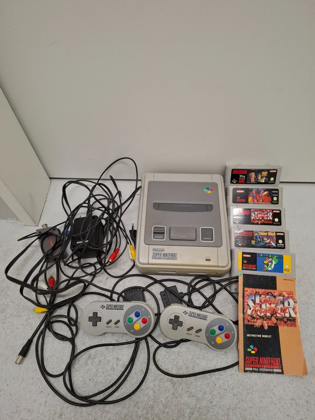 Nintendo Console: Super Nintendo SNES Konsole mit 2 Controller + 5 Games – Usato da Untersiggenthal venduto da Jackes