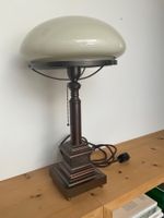 Antike alte Tischlampe mit Glasschirm vermutlich aus Bronze