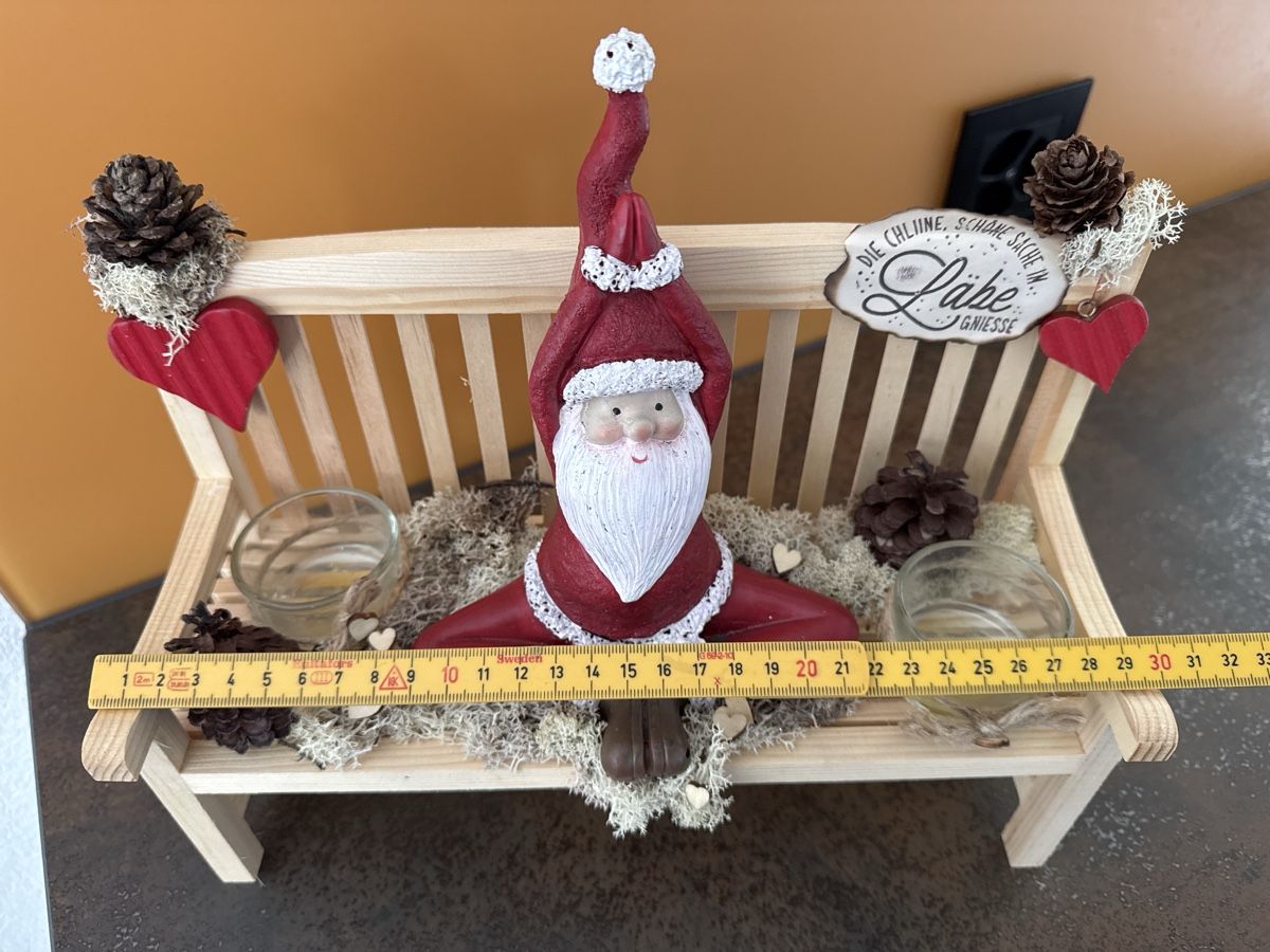 Tutte le decorazioni: Yoga Samichlaus auf Holz Bank. – Usato da Biberist venduto da Bsetzistei11 1