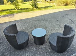 Zwei Sessel und Runder Tisch mit Glasplatte 