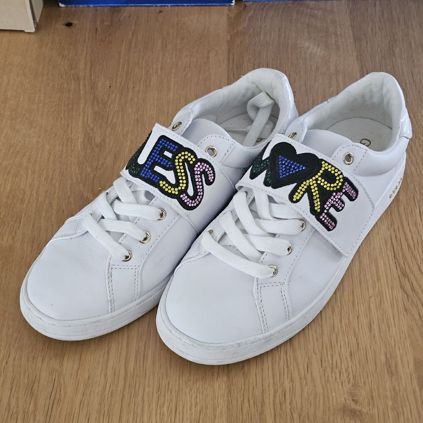 Guess Scarpe da donna: Guess blanches avec strass taille 39 – Usato da rolle venduto da Noma-collectible 2