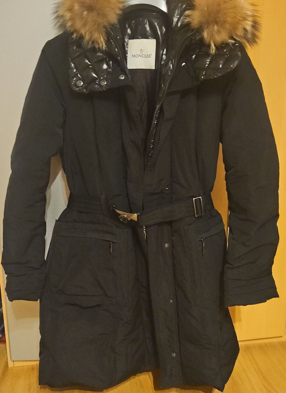 Moncler Giacche: Original moncler jacke mit fell kapuze – Nuovo (secondo la descrizione) da Basel venduto da fragolina08