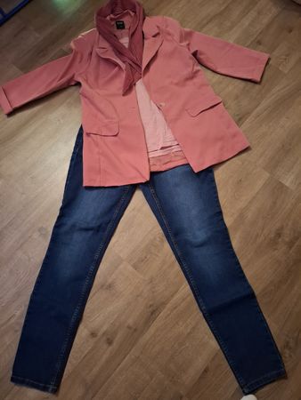 komplettes Damenoutfit mit Love Your Neighbour T-Shirt -M/40